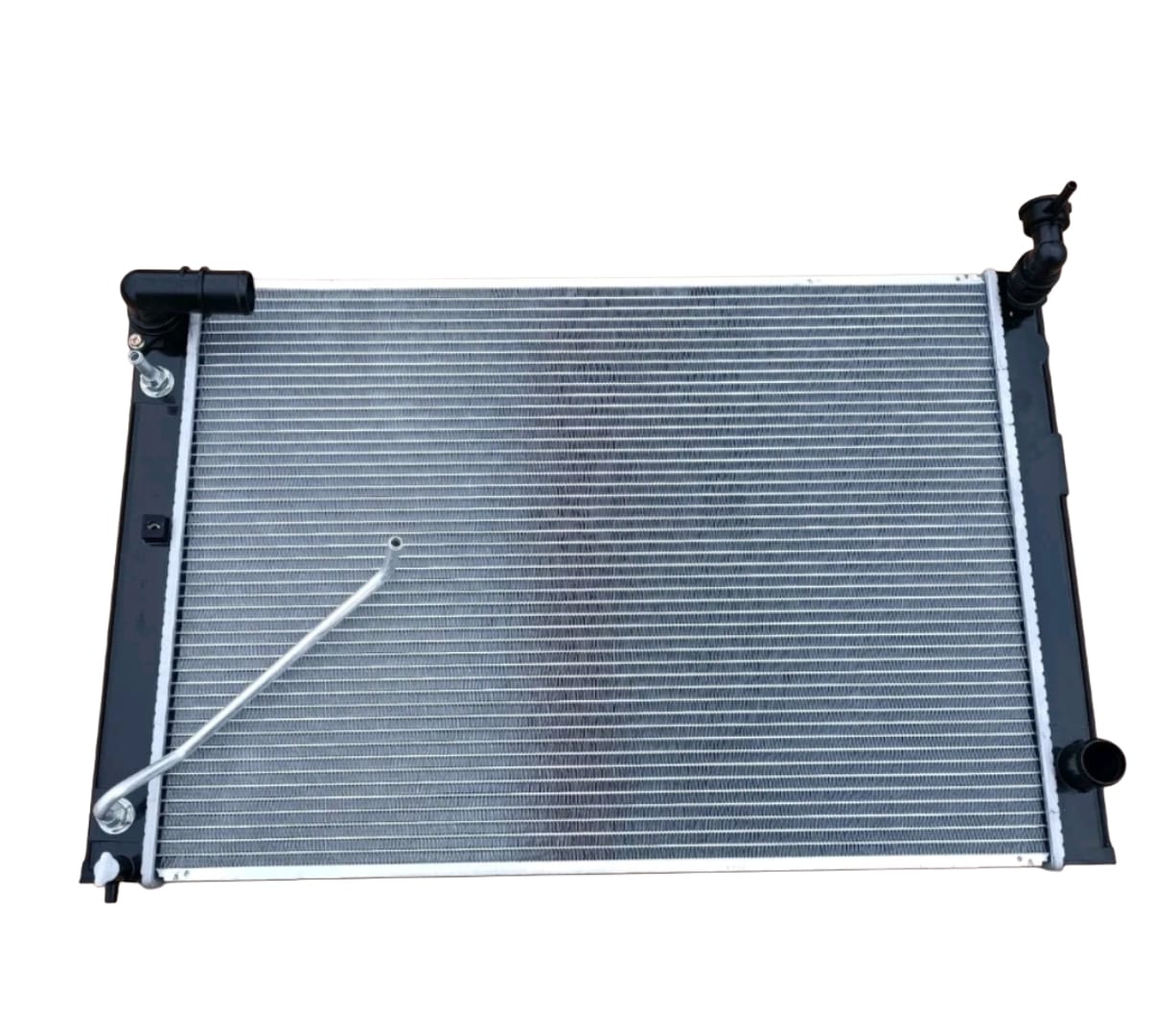 a silver aluminium radiator for the toyota alphard 2.4 2005-2008